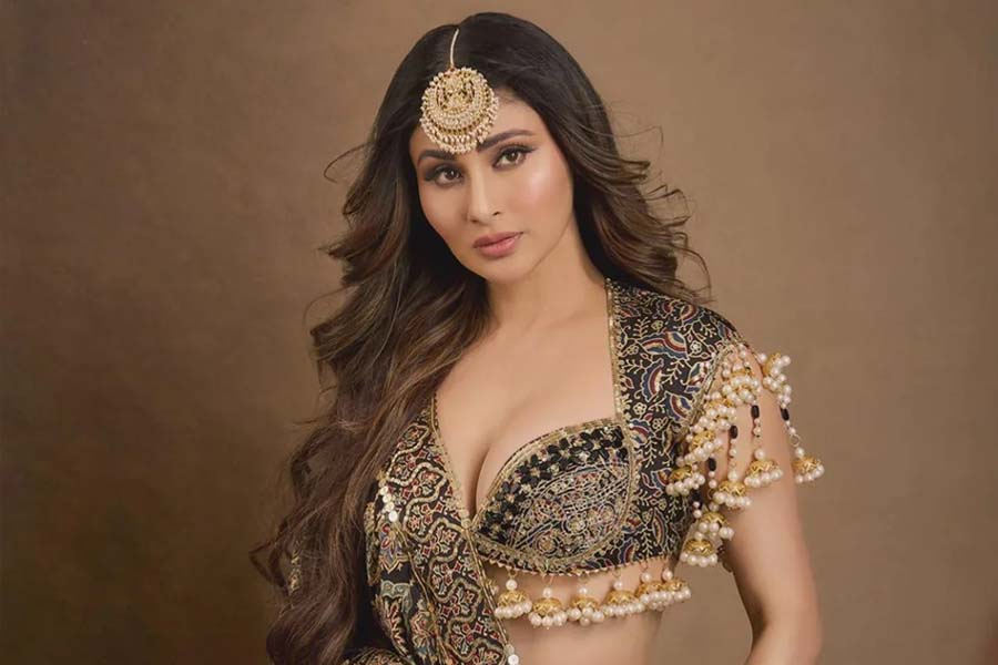 বলিউড অভিনেত্রী মৌনী রায়। ছবি: সংগৃহীত