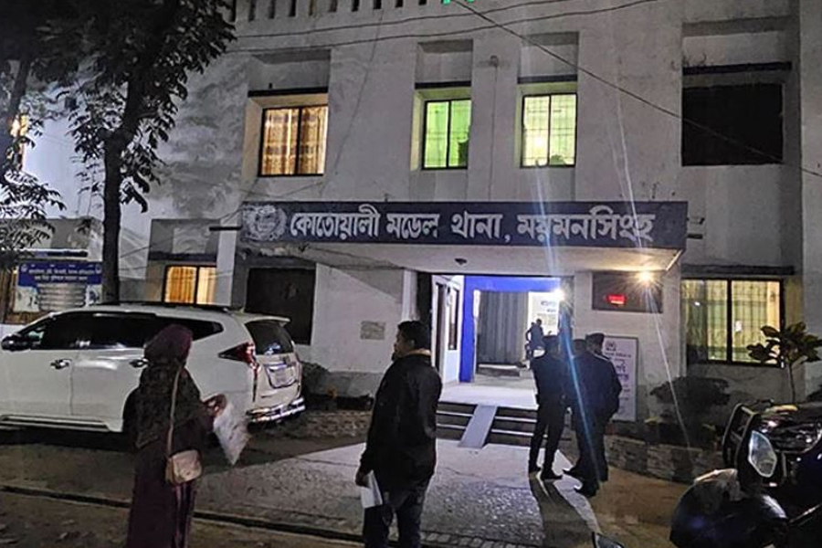 ময়মনসিংহে ৫ পুলিশ সদস্যকে কুপিয়ে আসামি ছিনতাই