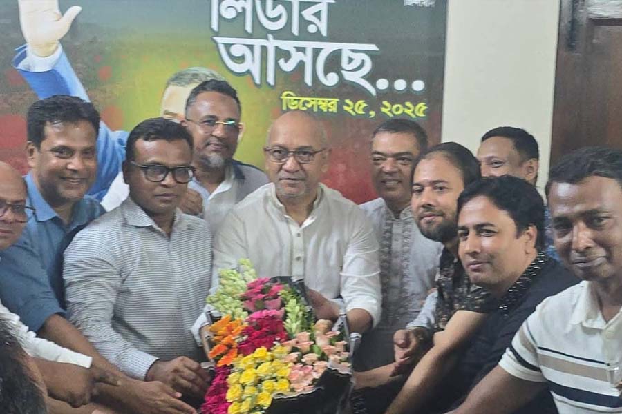 হজ পালন শেষে দেশে ফেরা যুবদল সভাপতি মুন্নাকে ফুলেল শুভেচ্ছা