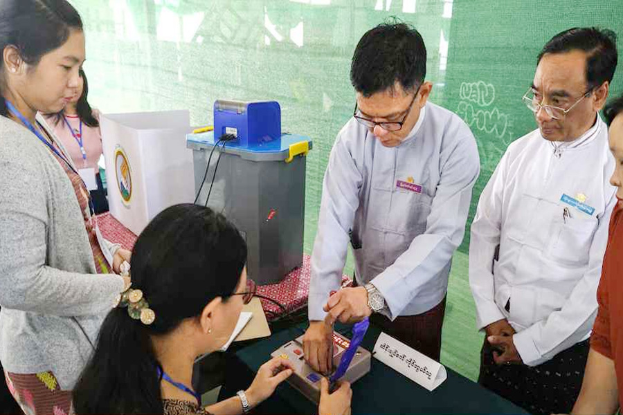 গৃহযুদ্ধের মধ্যেই মিয়ানমারে নির্বাচন শুরু