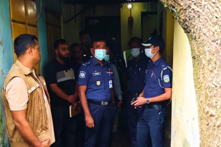 ময়মনসিংহ নগরের রামকৃষ্ণ মিশন রোড এলাকায় হত্যাকাণ্ডের পর ঘটনাস্থলে পুলিশ। ফাইল ছবি। ছবি: ভিওডি বাংলা