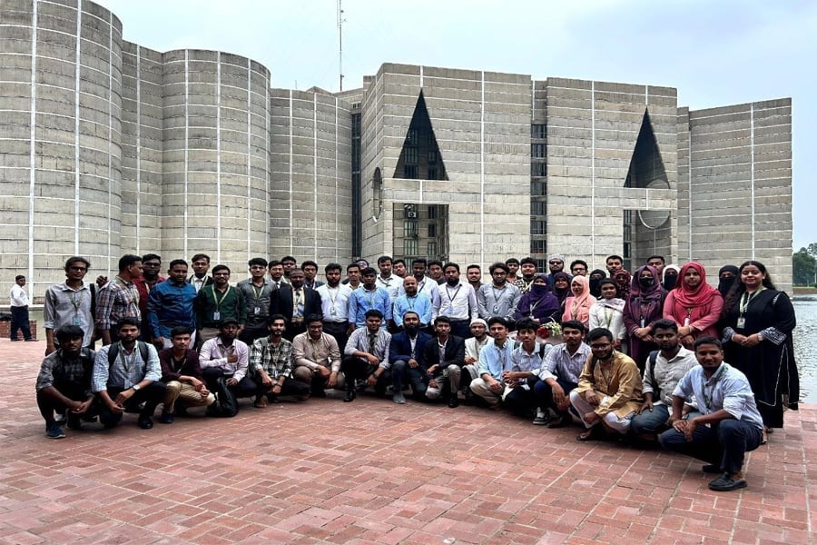 মানারাতের সাংবাদিকতা বিভাগের শিক্ষার্থীদের সংসদ ভবন পরিদর্শন