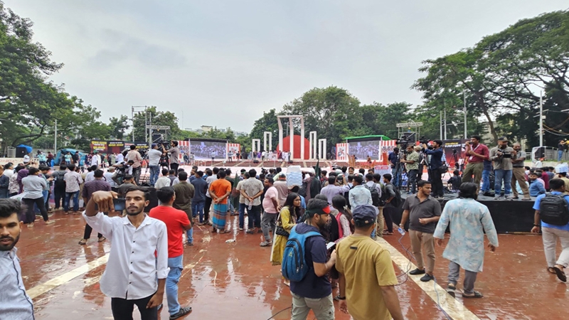 এনসিপির সমাবেশ জুলাই আন্দোলনের ভিডিও দেখানো হচ্ছে