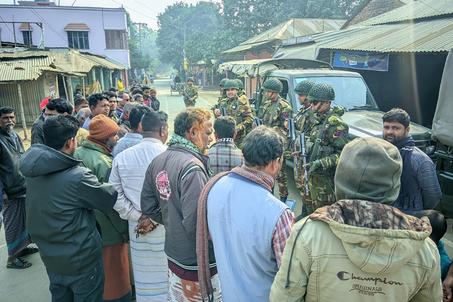 নির্বাচন ঘিরে নবাবগঞ্জে সেনাবাহিনীর টহল জোরদার