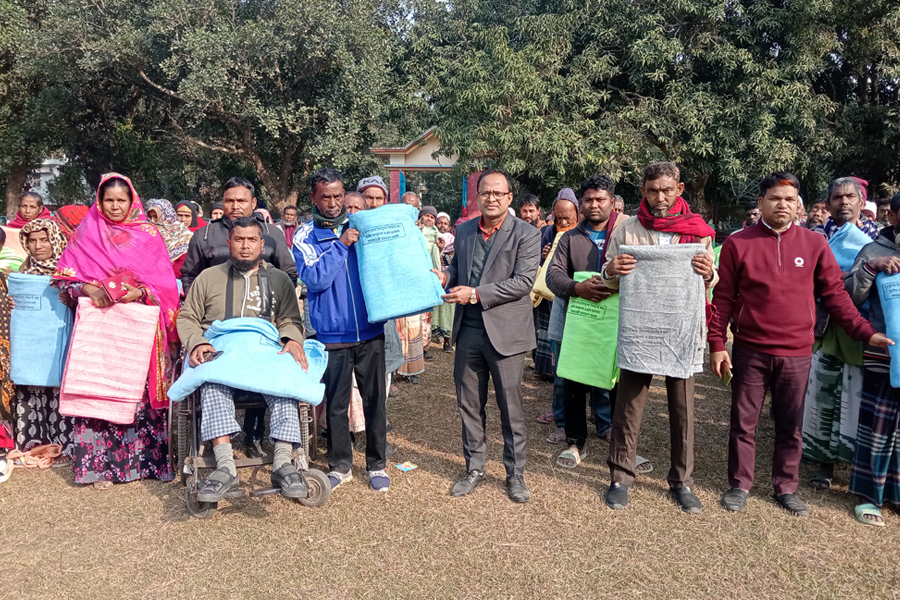 নবাবগঞ্জে প্রতিবন্ধী মানুষের মাঝে ইউএনও’র কম্বল বিতরণ