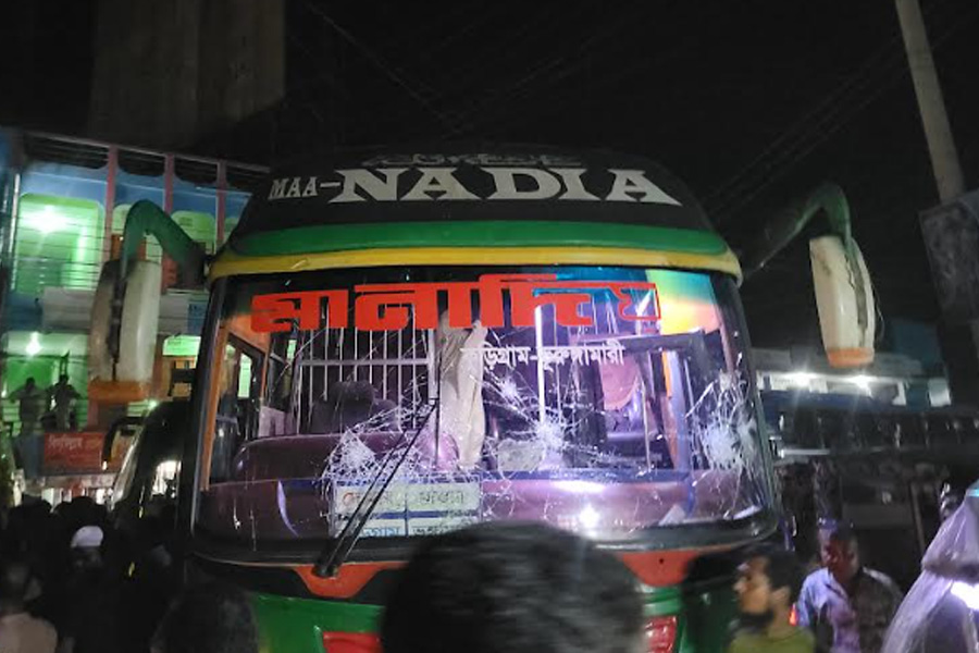 বাসে হামলার জেরে কুড়িগ্রামে দুই ঘণ্টা সড়ক অবরোধ