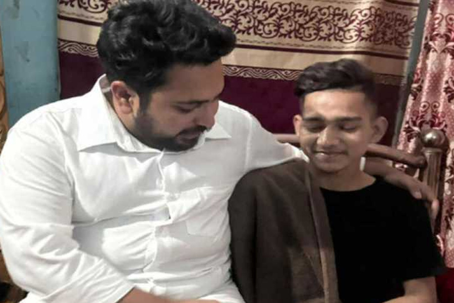 কৃত্রিম হাত খুলে যাওয়া আতিকুলের বাসায় নাহিদ ইসলাম