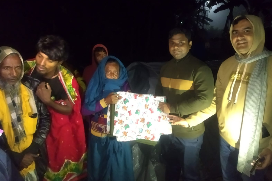 শীতার্তদের মাঝে শীতবস্ত্র বিতরণ করলেন ইউএনও