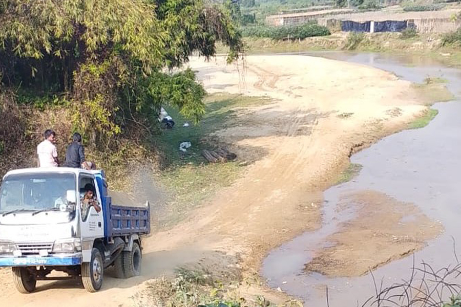 অবৈধ ভাবে বালু উত্তোলনের অভিযোগ