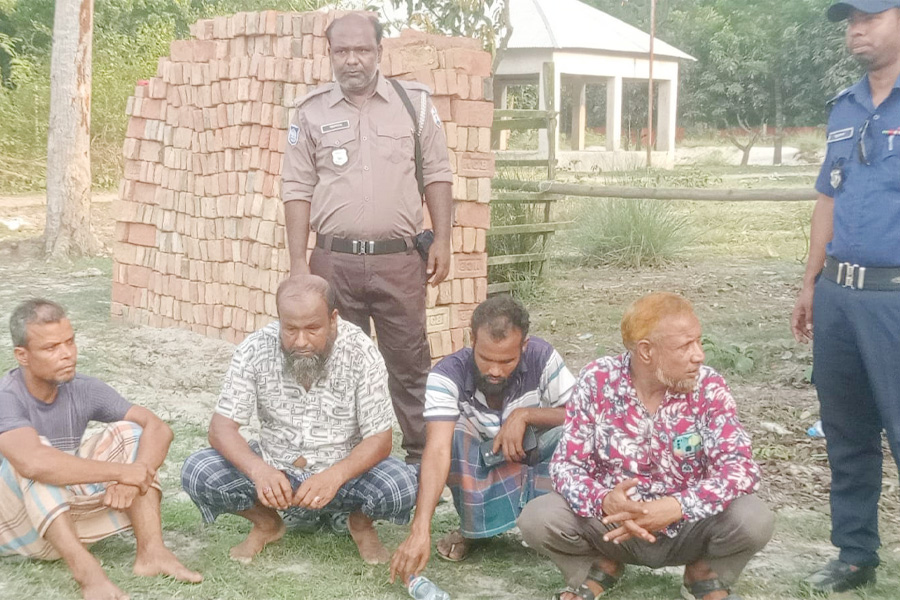 নড়াগাতীতে অবৈধ ড্রেজারে বালু উত্তোলন, ৪ জনকে জরিমানা