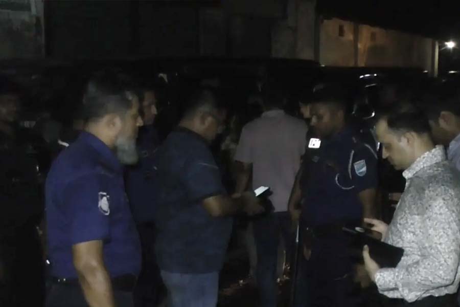 চাঁদা না পেয়ে ৩ জনকে কুপিয়ে জখম, ককটেল বিস্ফোরণ