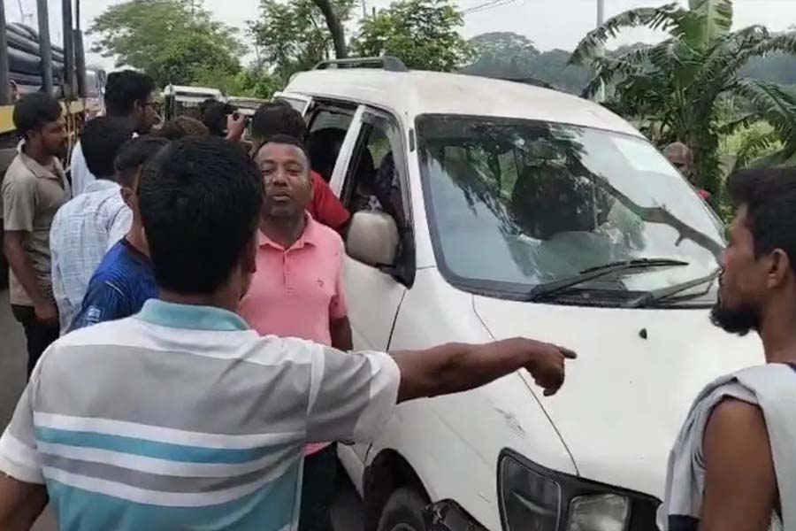 রক্তাক্ত বৃদ্ধকে ফেলে দেওয়ার সময় মাইক্রোচালক আটক