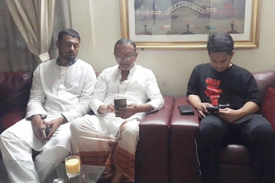 মৌলভীবাজারে নিষিদ্ধ ছাত্রলীগ নেতার শ্বশুরবাড়িতে নাসীরুদ্দীন পাটওয়ারী ও সারজিস আলম। ছবি: সংগৃহীত