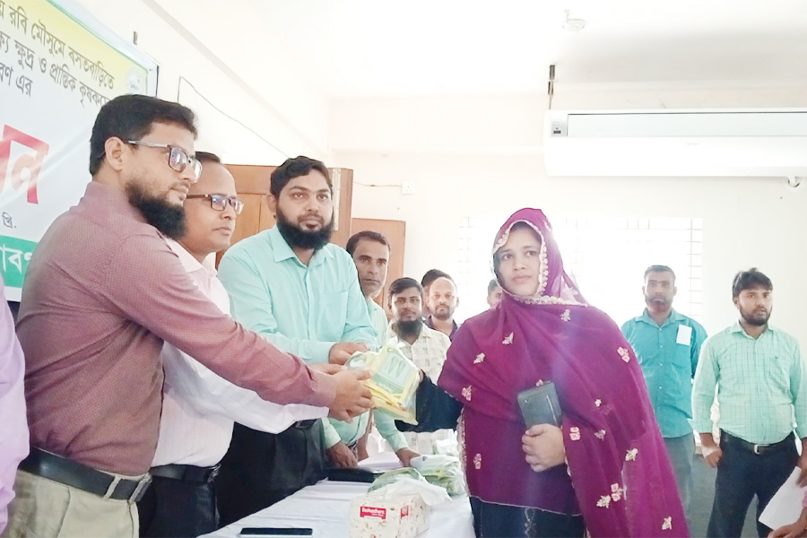 নবাবগঞ্জে ১৮০ কৃষকের মাঝে সার-বীজ বিতরণ