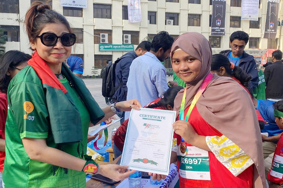 নোয়াখালীর কিশোর-কিশোরীদের সঙ্গে ম্যারাথনে দৌড়ালেন নাজমুন নাহার