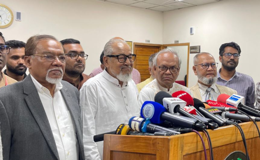 যোগ্যতার ভিত্তিতে মাঠ প্রশাসনের বদলির প্রতি জোর দাবি