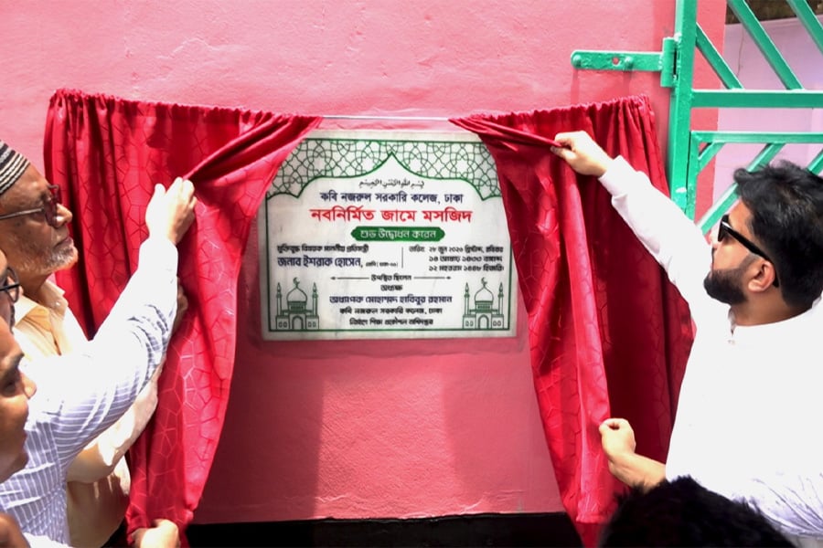 কলেজ ক্যাম্পাসে আয়োজিত এক অনুষ্ঠানে নবনির্মিত জামে মসজিদের উদ্বোধন করেন ইশরাক। ছবি: ভিওডি বাংলা