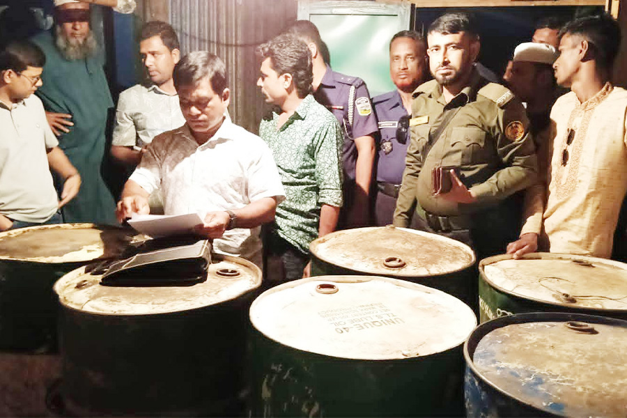 কেন্দুয়ায় ভ্রাম্যমান আদালত ৮শ’ লিটার পেট্রোল জব্দ করেছে