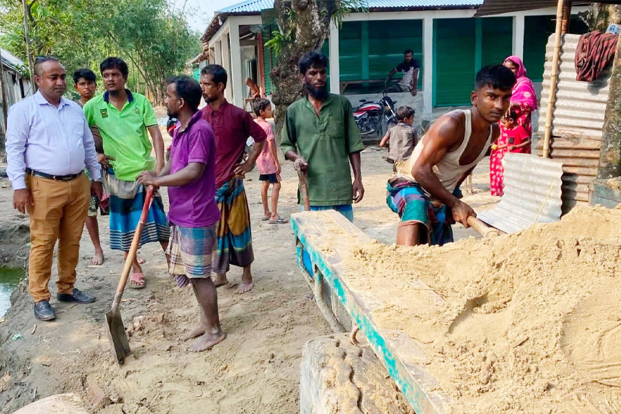 কেন্দুয়ায় চেয়ারম্যানের উদ্যোগে নওপাড়ায় রাস্তা সংস্কার
