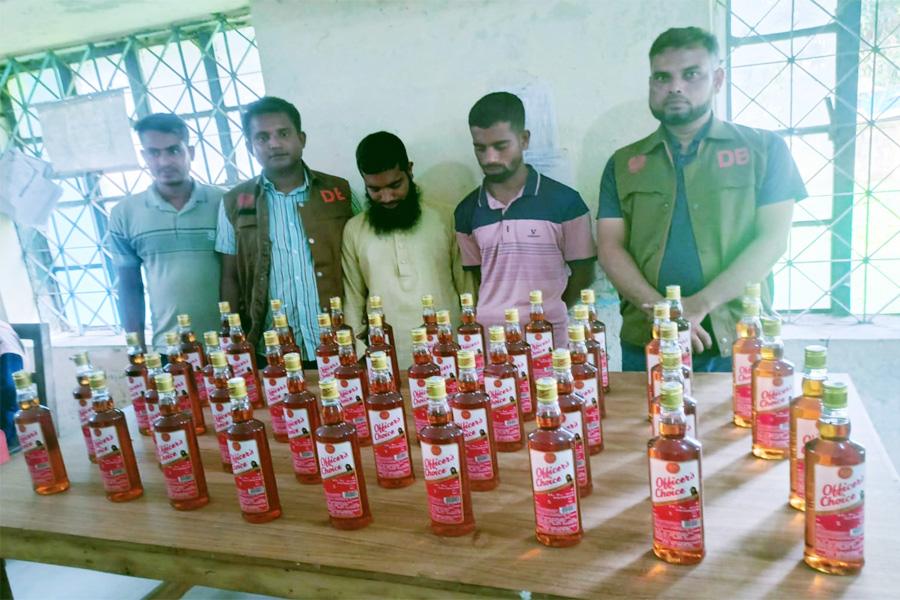 নেত্রকোণায় ডিবি পুলিশের অভিযানে মদসহ আটক ২