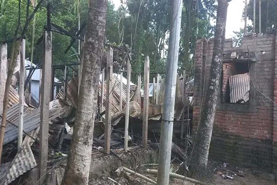 আগুন পুড়ে ছাই ১০ পরিবারের ঘরবাড়ি, অর্ধকোটি টাকা ক্ষয়ক্ষতি