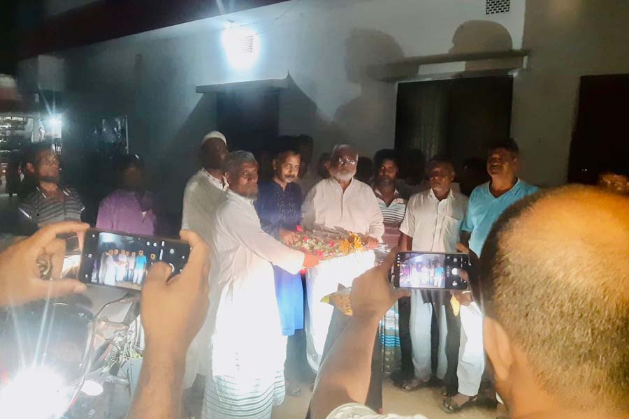 শতাধিক লোকজন নিয়ে বিএনপিতে যোগ দিলেন বিপু তালুকদার