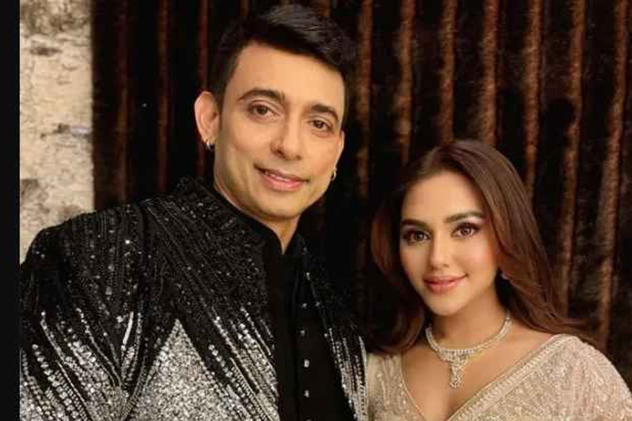 দুবাইয়ের মঞ্চে একসঙ্গে জায়েদ খান ও নুসরাত ফারিয়া