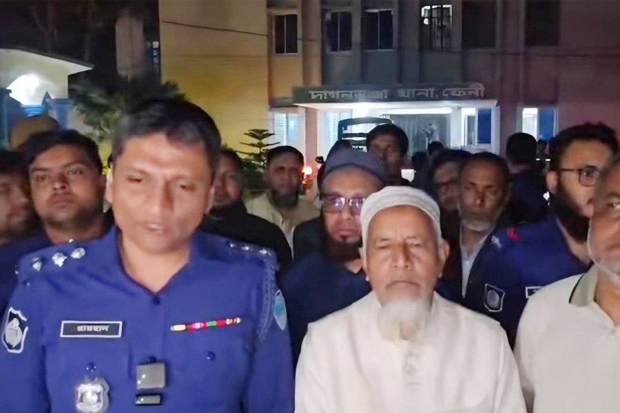 ওসির বিরুদ্ধে পক্ষপাতের অভিযোগ, জামায়াত নেতার থানায় অবস্থান