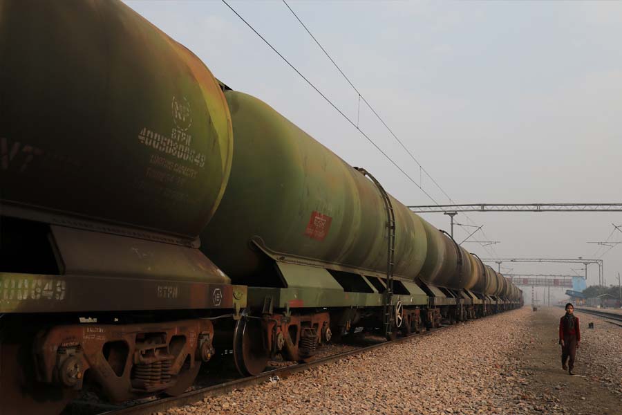 নিষেধাজ্ঞার পর রুশ তেল আমদানি কমাচ্ছে ভারত