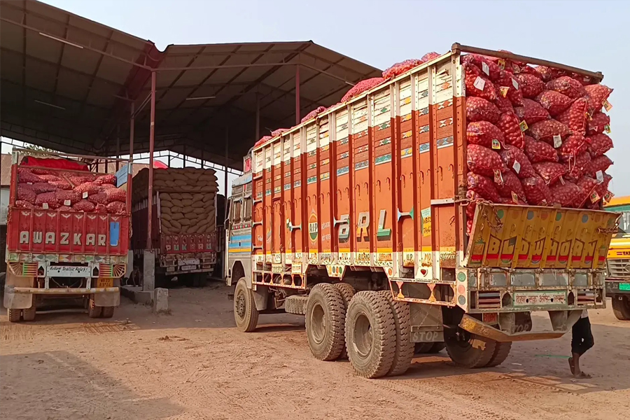 সোনামসজিদ বন্দর দিয়ে এল ৪১৯ মেট্রিক টন ভারতীয় পেঁয়াজ