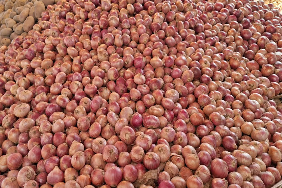রমজানের প্রথম দিনেই হু হু করে বাড়লো পেঁয়াজের দাম