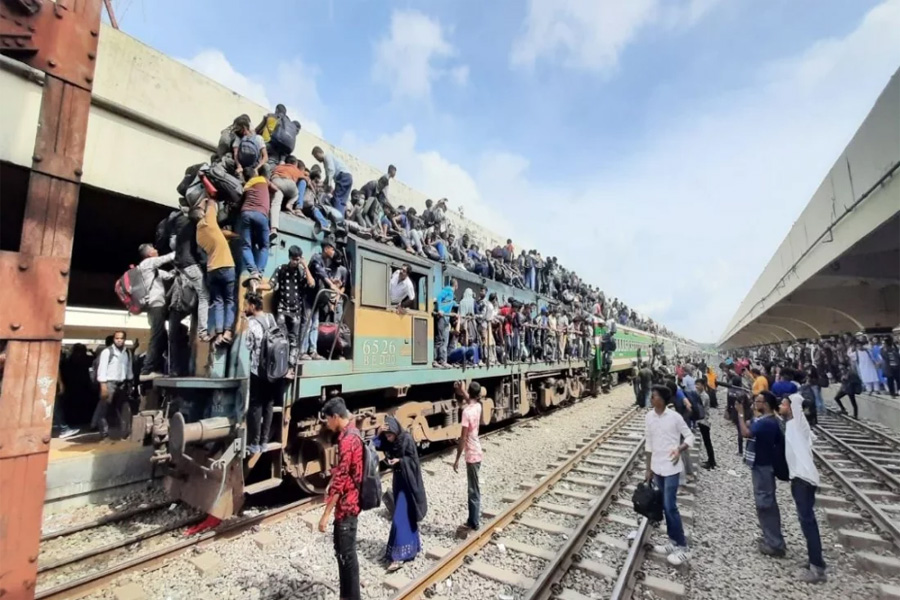কমলাপুরে ট্রেনে উপচেপড়া ভিড়, ছাদেও যাত্রীর চাপে ঠাঁই নেই