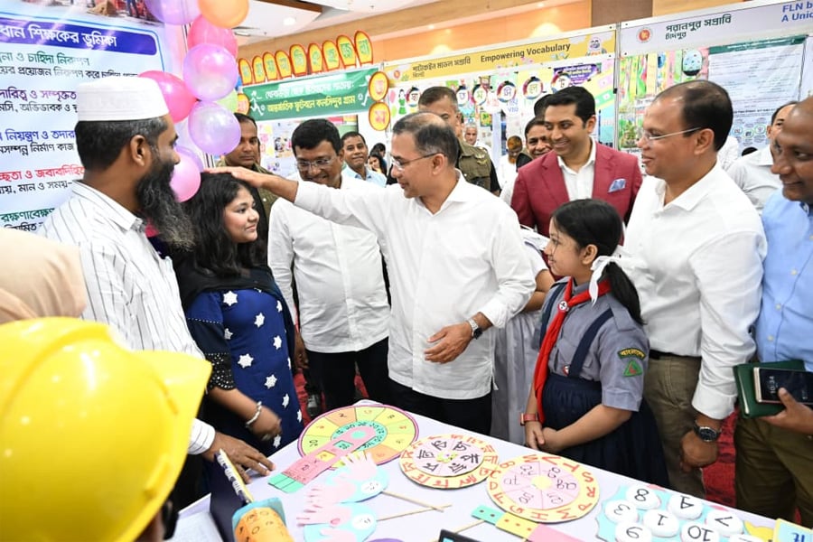 সকালে চীন মৈত্রী সম্মেলন কেন্দ্রে প্রাথমিক বিদ্যালয়ের স্টল পরিদর্শন করেন প্রধানমন্ত্রী। ছবি: ভিওডি বাংলা