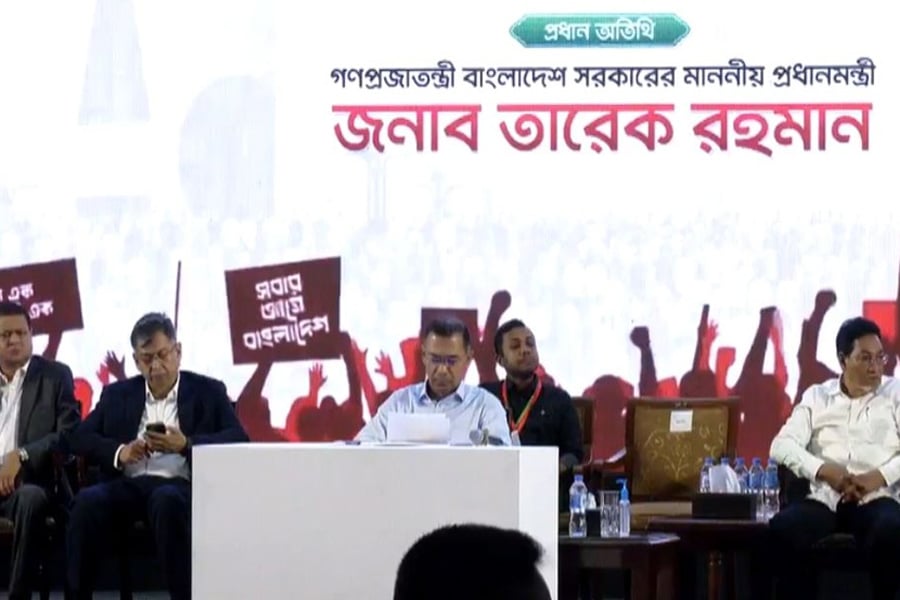চীন মৈত্রী সম্মেলন কেন্দ্রে জাতীয় সংগীত পরিবেশনের মধ্য দিয়ে অনুষ্ঠানের সূচনা হয়। ছবি: সংগৃহীত