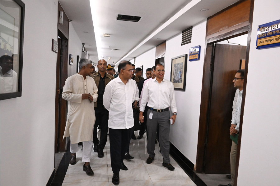 প্রধানমন্ত্রীর আকস্মিক পরিদর্শন, বিস্মিত কর্মকর্তারা