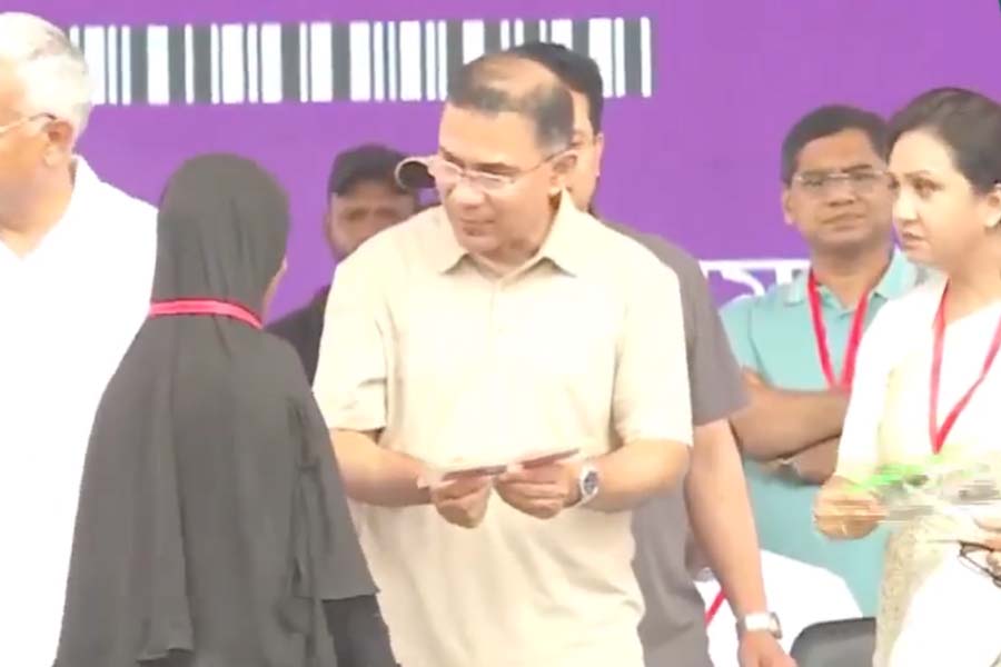 মৌলভীবাজার সফরে শ্রীমঙ্গলের মঞ্চে প্রধানমন্ত্রী