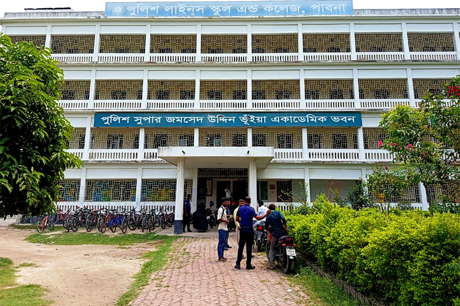 ক্লাস চলাকালে মাথায় খুলে পড়ল ফ্যান, আহত শিক্ষার্থী