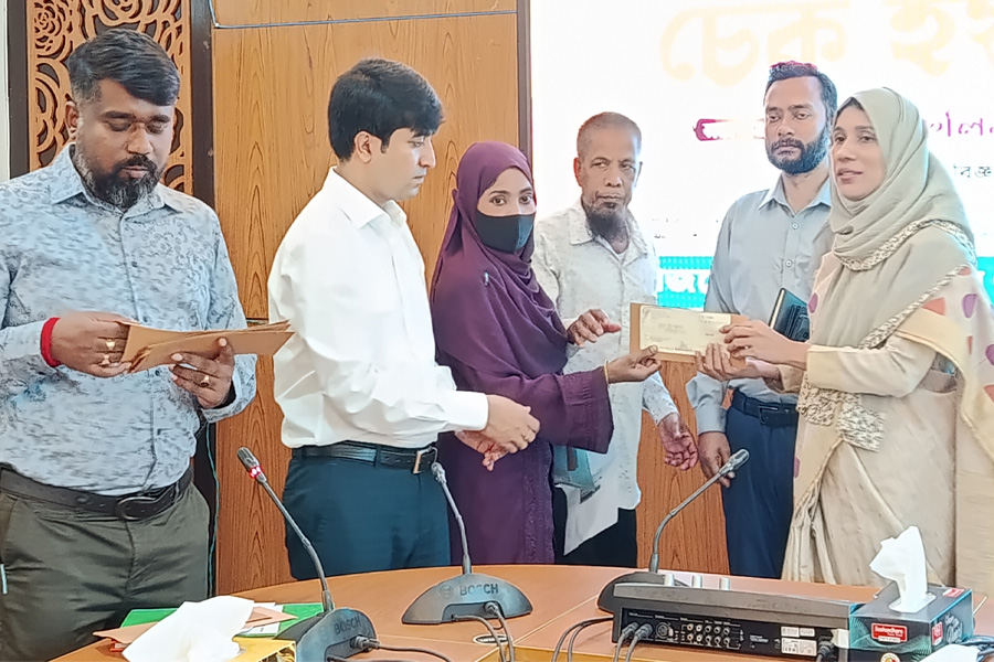 বরগুনায় সড়ক দুর্ঘটনায় ক্ষতিগ্রস্ত পরিবারকে চেক হস্তান্তর