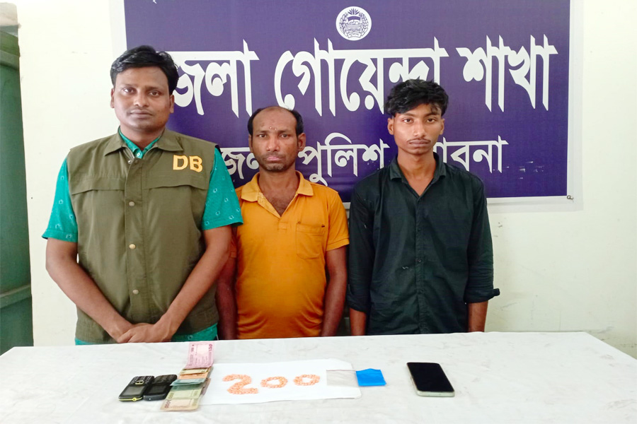 ঈশ্বরদীতে ২শ’ পিস ইয়াবাসহ বাবা-ছেলে আটক