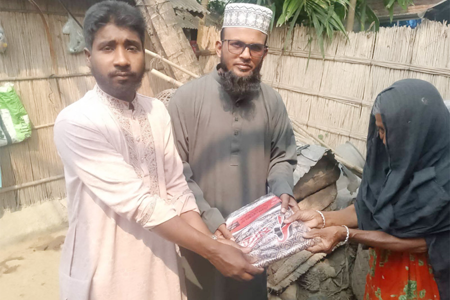চাটমোহরে গরিব অসহায় দুস্থদের মাঝে শাড়ি বিতরণ