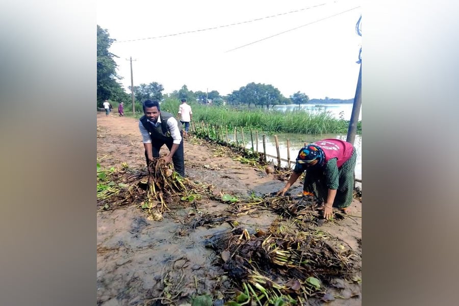 তাহিরপুরে পাহাড়ি ঢলে ক্ষতিগ্রস্ত রাস্তা স্বেচ্ছাশ্রমে মেরামত করছেন ভিডিপি সদস্য ও স্থানীয় স্বেচ্ছাসেবীরা। ছবি: ভিওডি বাংলা