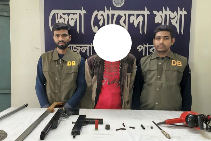 পাবনায় অস্ত্রসহ 'কিলার জাহিদ' গ্রেপ্তার