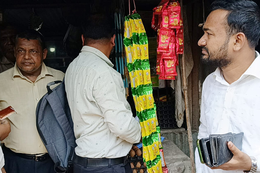 ভাঙ্গুড়ায় মেয়াদোত্তীর্ণ পণ্য বিক্রি, দোকানিকে জরিমানা