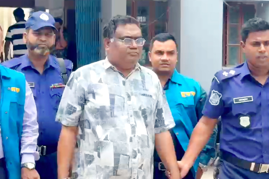 পাবনায় দুদকের মামলায় আবুল কালাম আজাদ গ্রেপ্তার