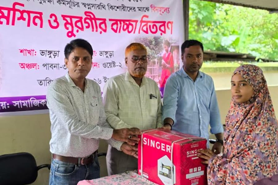 ভাঙ্গুড়ায় কিশোরীদের মাঝে সেলাই মেশিন ও মুরগির বাচ্চা বিতরণ
