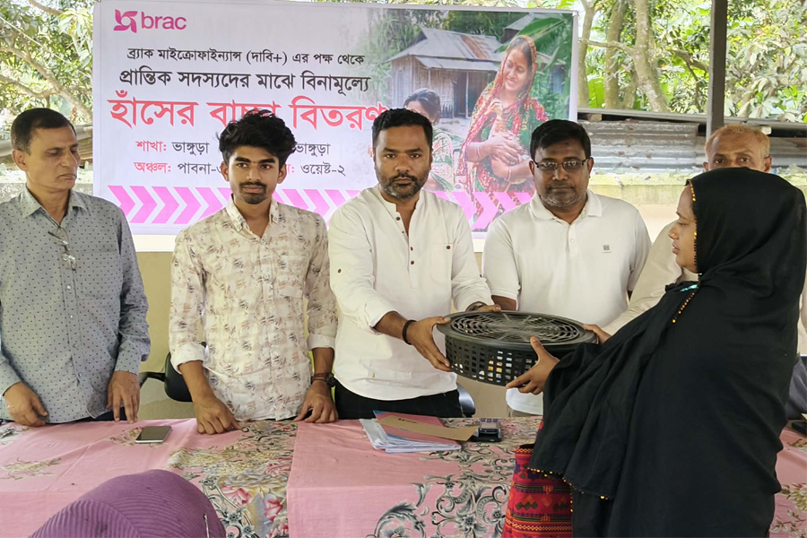 ভাঙ্গুড়ায় ব্র্যাকের উদ্যোগে ৩শ’  হাঁসের বাচ্চা বিতরণ