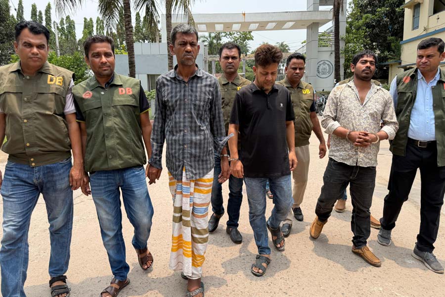 ঠিকাদারের কাছে চাঁদা দাবি-মারধরের অভিযোগে গ্রেপ্তার ৩