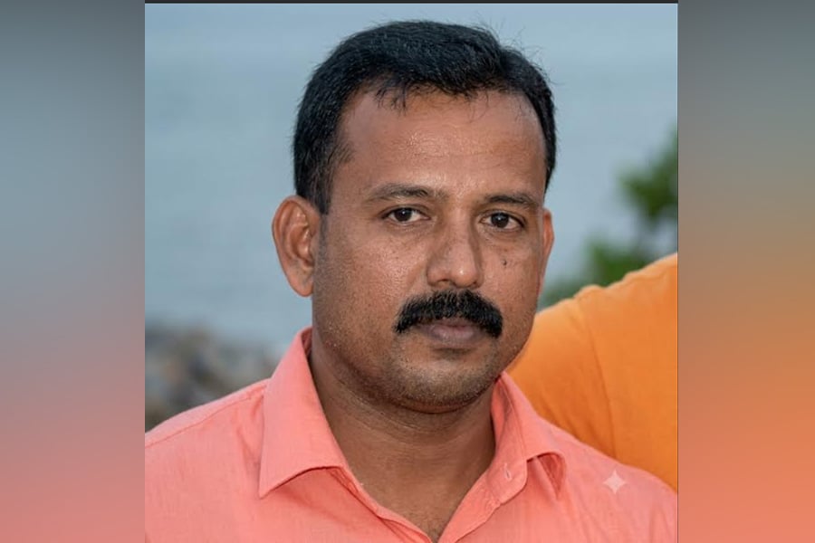 অভিযুক্ত সহকারী উপ-খাদ্য পরিদর্শক মনিরুল ইসলাম। ছবি : সংগৃহীত।