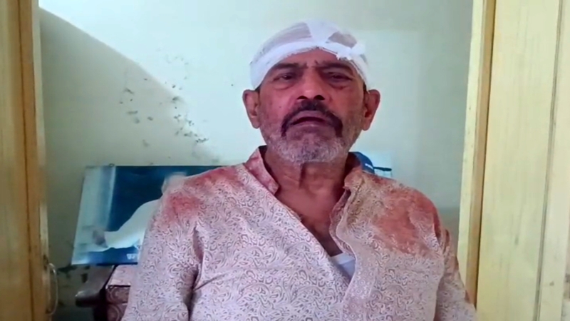 প্রকাশ্য দিবালোকে নিজ বাড়িতে প্রবীণ অধ্যাপককে কোপালো দুর্বৃত্তরা