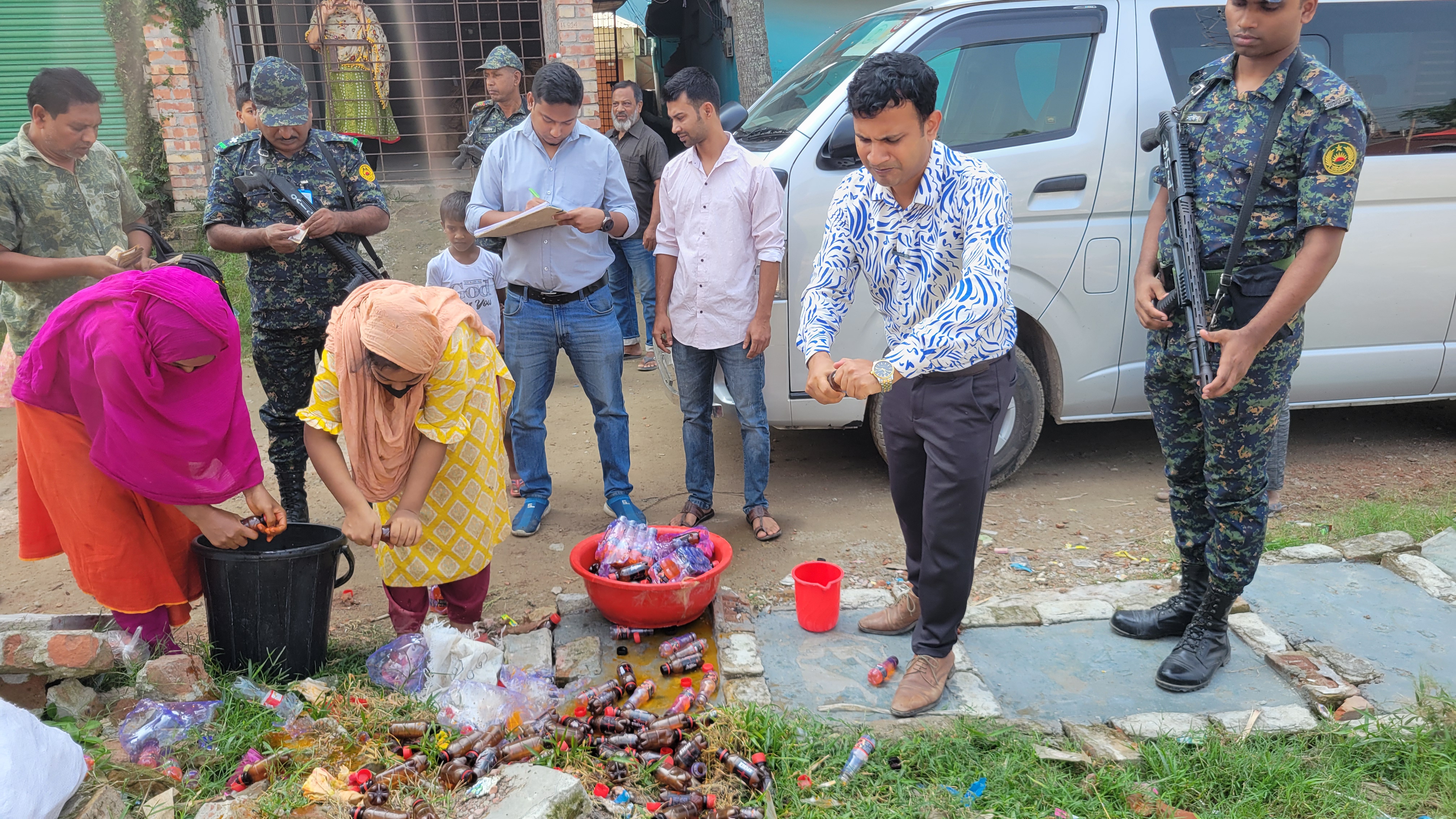 পাবনায় স্পিডের আদলে নকল পানীয় কারখানার সন্ধান; জরিমানা ও পণ্য ধ্বংস